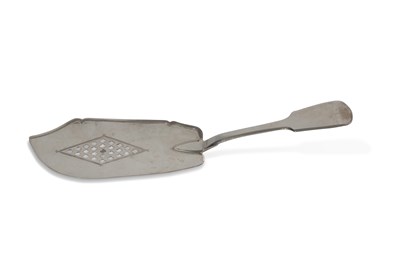 Lot 291 - George III fish slice in fiddle pattern with...