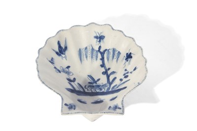 Lot 148 - An early Lowestoft porcelain scallop shell...