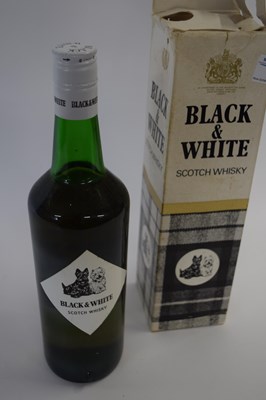 Lot 31 - 1 BOTTLE OF BLACK AND WHITE WHISKY (BOXED)