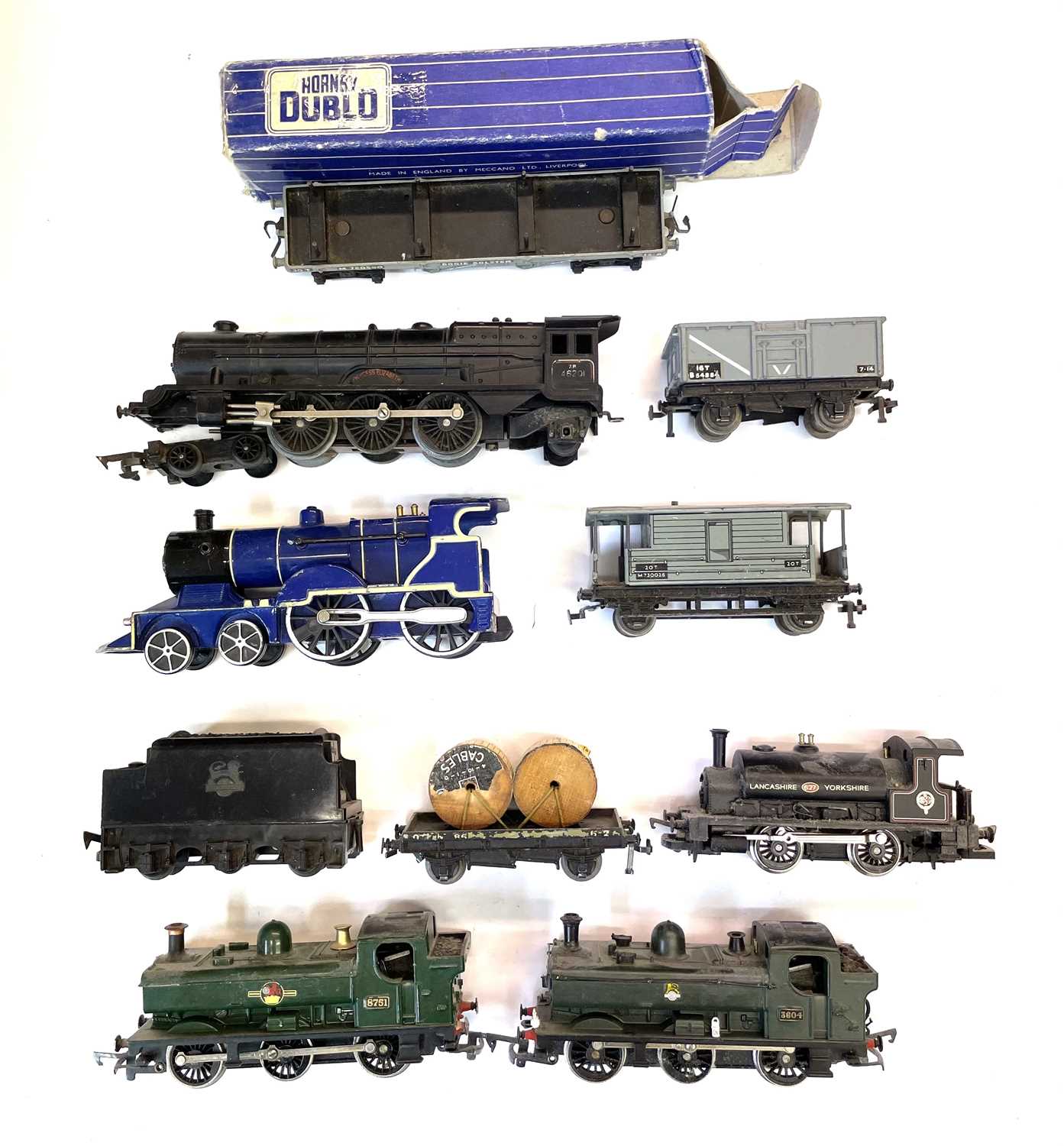 Lot 35 - Mixed lot of Hornby 00 gauge carriages,...