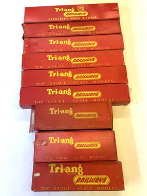 Lot 33 - A mixed lot of Triang Railways 00 gauge scale...