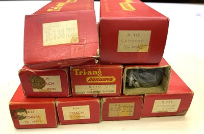 Lot 33 - A mixed lot of Triang Railways 00 gauge scale...