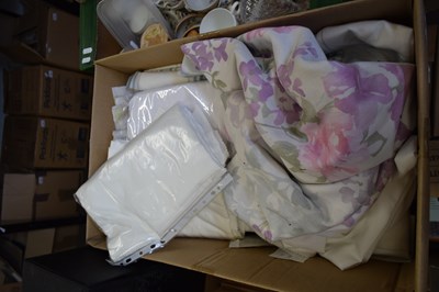 Lot 592 - BOX OF MIXED TABLE LINEN AND OTHER ITEMS