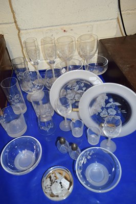 Lot 25 - MIXED LOT OF MODERN FROSTED DRINKING GLASSES...