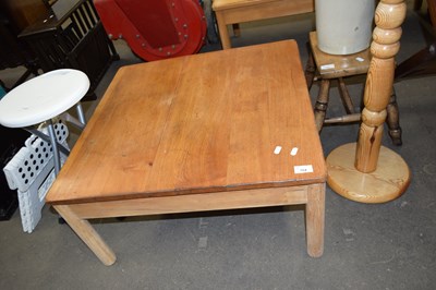 Lot 754 - 20TH CENTURY OAK COFFEE TABLE OF SQUARE FORM