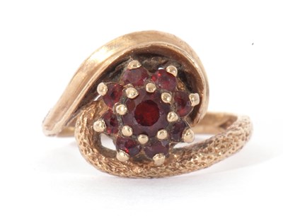 Lot 10 - 9ct gold garnet cluster ring, the graduated...