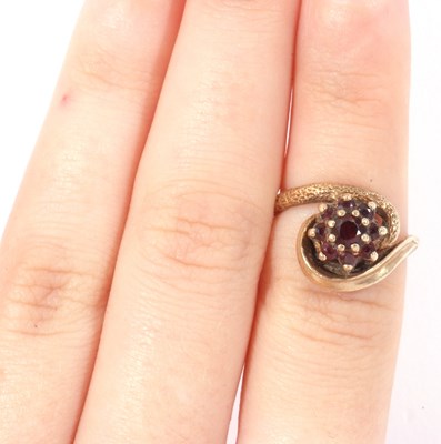 Lot 10 - 9ct gold garnet cluster ring, the graduated...