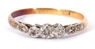 Lot 14 - Three stone diamond ring featuring three small...