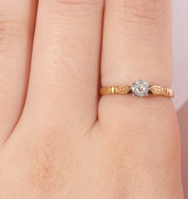 Lot 15 - Single stone diamond ring featuring a small...