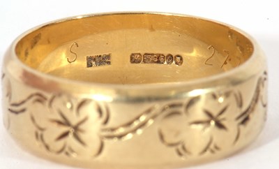 Lot 32 - 14ct gold stamped wedding ring, the band with...