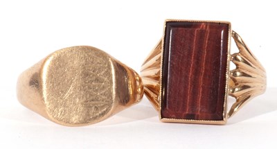 Lot 48 - Mixed Lot - 9ct gold signet ring, the panel...