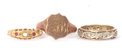 Lot 53 - Mixed Lot: 9ct gold signet ring, the shield...