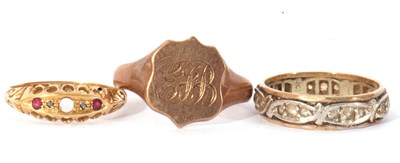 Lot 53 - Mixed Lot: 9ct gold signet ring, the shield...