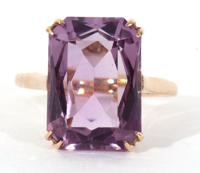 Lot 62 - 9ct gold and amethyst ring, the rectangular...