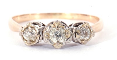 Lot 75 - Three stone diamond ring featuring three small...