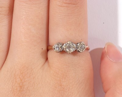 Lot 75 - Three stone diamond ring featuring three small...