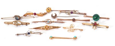 Lot 157 - Mixed Lot: seven 9ct stamped brooches to...