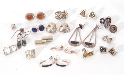 Lot 242 - Mixed Lot of mainly white metal jewellery to...