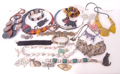 Lot 269 - Quantity of costume jewellery to include...