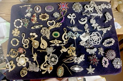 Lot 286 - Large pad containing approx 70 costume brooches