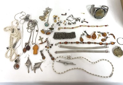 Lot 291 - Small quantity of costume jewellery to include...