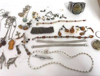 Lot 291 - Small quantity of costume jewellery to include...