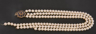 Lot 294 - Triple row of graduated simulated pearls to a...