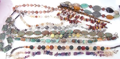 Lot 319 - Small quantity of stone and bead necklaces (qty)