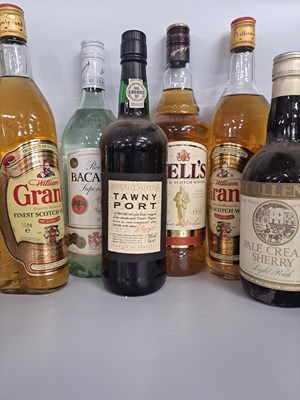 Lot 33 - quantity of 8x assorted mixed spirits and...