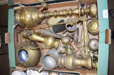 Lot 656 - BOX OF VARIOUS ASSORTED BRASSWARES TO INCLUDE...