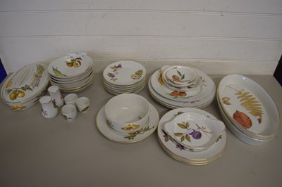 Lot 26 - QUANTITY OF ROYAL WORCESTER EVESHAM PATTERN...