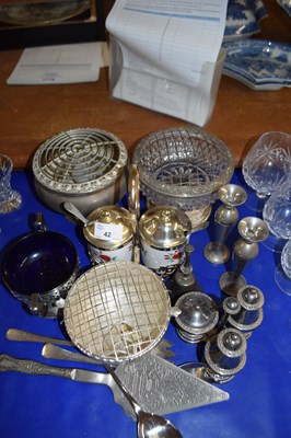 Lot 42 - MIXED LOT: VARIOUS SILVER PLATED WARES TO...