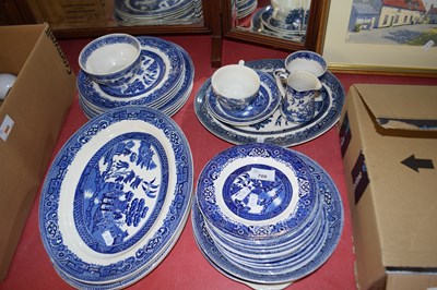 Lot 709 - QUANTITY OF WILLOW PATTERN DINNER WARE