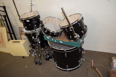 Lot 749 - PEARL DRUM KIT