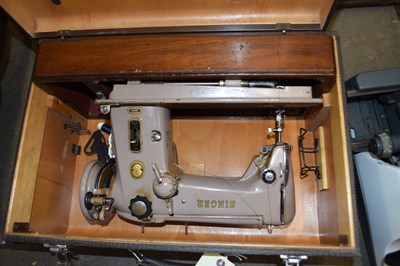 Lot 860 - VINTAGE SEWING MACHINE