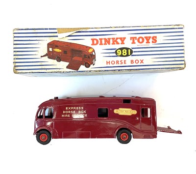 Lot 53 - A boxed Dinky Toys 981 Horse Box.