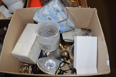 Lot 598 - BOX OF MIXED ITEMS TO INCLUDE SILVER PLATED...