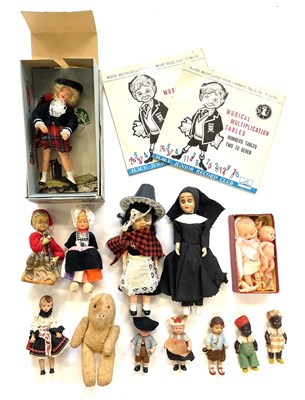 Lot 91 - A mixed lot of various small dolls and figures...