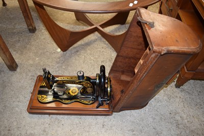 Lot 389 - VINTAGE SINGER SEWING MACHINE