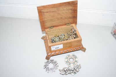 Lot 107 - SMALL BOX OF VARIOUS ASSORTED COSTUME JEWELLERY