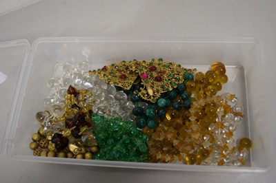 Lot 116 - BOX OF VARIOUS ASSORTED COSTUME JEWELLERY