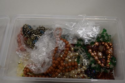 Lot 118 - BOX OF VARIOUS ASSORTED COSTUME JEWELLERY