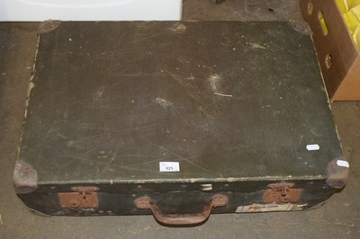 Lot 825 - SUITCASE CONTAINING VARIOUS ASSORTED GLASS...