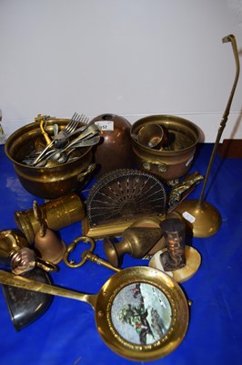 Lot 152 - MIXED LOT: MAINLY ASSORTED BRASS WARES TO...