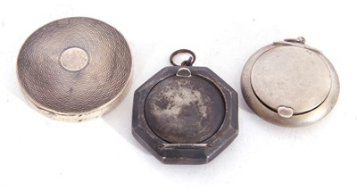 Lot 86 - George V silver pill box of circular form...