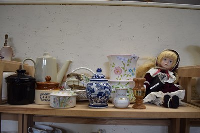 Lot 650 - MIXED LOT: VARIOUS ITEMS TO INCLUDE PORCELAIN...