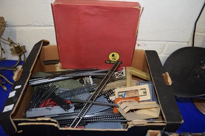 Lot 32 - QUANTITY OF 00 GAUGE MODEL RAILWAY ITEMS TO...