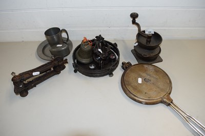 Lot 155 - A MIXED LOT OF VARIOUS METAL WARES TO INCLUDE...