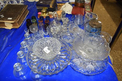 Lot 173 - LARGE MIXED LOT: VARIOUS ASSORTED GLASS WARES...