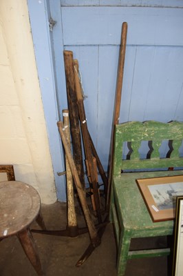 Lot 764 - MIXED LOT: ASSORTED TOOLS TO INCLUDE PICK AXE,...